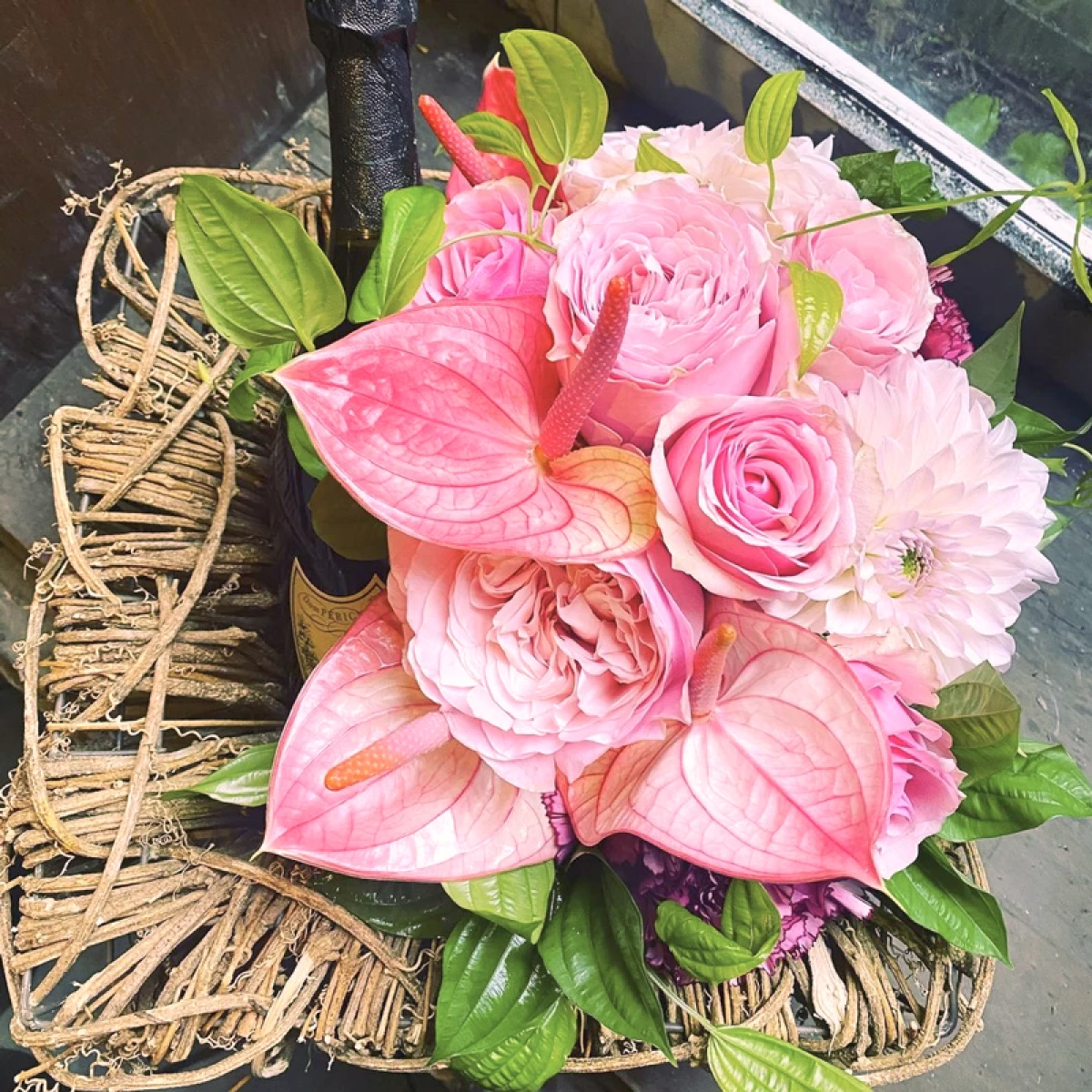 結婚祝い 昇進祝い 社長就任祝い[ワイン 生花 ギフト]ドンペリとピンクカラーのお花のプレミアムセット