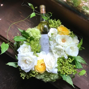 結婚や出産のお祝い 当社のオリジナル白ワイン 生き様ワイン『Peace』とフラワーリースのセット