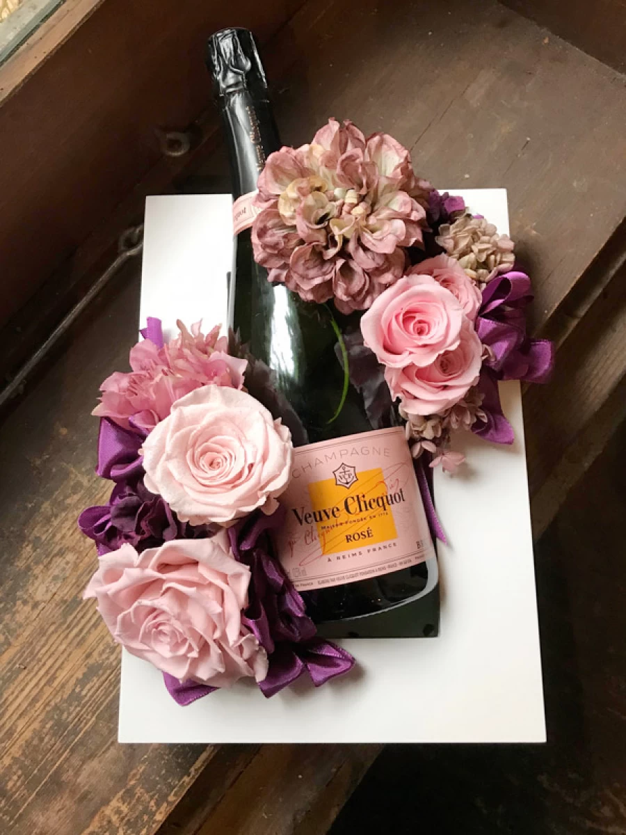 開店祝いや楽屋花におすすめ!フルボトル シャンパン ヴーヴ クリコ(ローズラベル)とプリザーブドフラワーの額縁アレンジ
