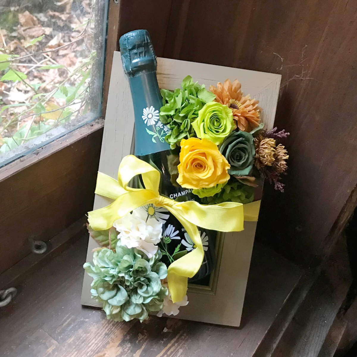 誕生日 成人お祝いにおすすめ!シャンパーニュ地方のお花 マーガレットラベルのフィーヌ フルール ハーフボトルとプリザーブドフラワーの額縁アレンジ