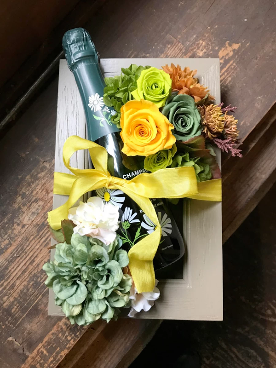 誕生日 成人お祝いにおすすめ!シャンパーニュ地方のお花 マーガレットラベルのフィーヌ フルール ハーフボトルとプリザーブドフラワーの額縁アレンジ