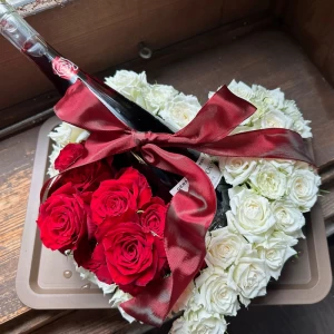 ホワイトデー　還暦祝いや結婚記念日にぴったりな！バラの丘という名の赤ワインと紅白の薔薇のハートリースのセット