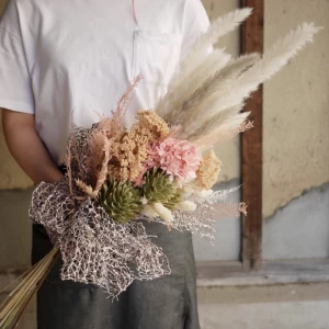 結婚祝い 記念日 新築祝いに!【インテリア ブーケ 雑貨ギフト】ドライフラワーと造花で作ったブーケ型スワッグ(ピンク)