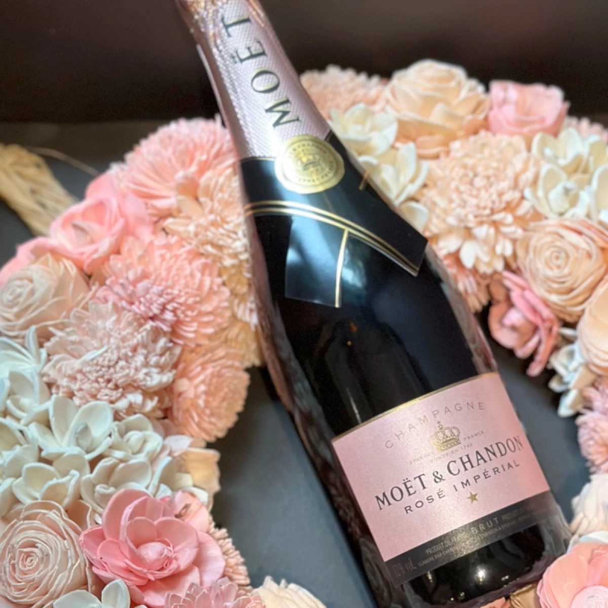 結婚祝い　開店祝いにおすすめ!シャンパンモエとピンクのドライフラワーリースのセット